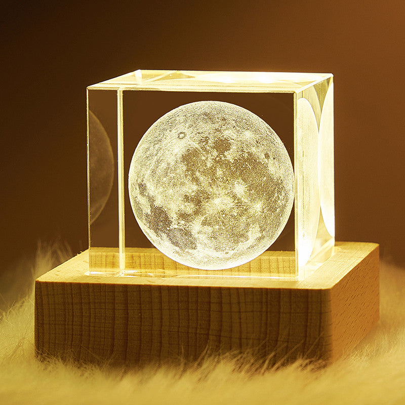 LunarShine™ Gravierter Kristallwürfel mit realistischem Mond