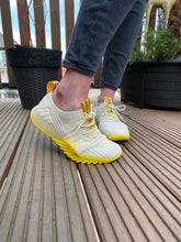 Lade das Bild in den Galerie-Viewer, Mesh-Sneaker &quot;Saranna&quot; - ultraleicht, atmungsaktiv, Barfuss-kompatibel beige / gelb 2
