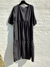 Lade das Bild in den Galerie-Viewer, Sassy Copenhagen - Marie Kleid mit T-Shirt-Ärmeln
